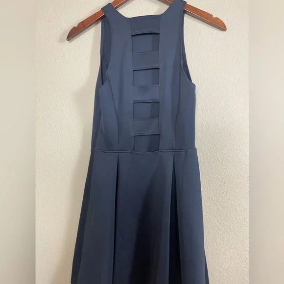 Abercrombie and Fitch A Line dress with flared skirt and cutout back siz… - Picture 2 of 6